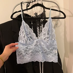 Linne i spetts - Blått linne i spetts. Går utmärkt att använda som underklädesplagg men även under kavaj eller dylikt. 