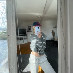 Stickad tröja från H&M - Stickad tröja från H&M som är super fin inför sommaren.