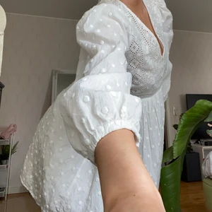 Klänning Zara - En super söt klänning från Zara som är perfekt till att ha på studenten eller till sommaren! Använd en gång på midsommar förra året.  Finns inte längre på deras hemsida! Med fina detaljer på hela klänningen och den är inte genomskinlig. Säljer för 300 eller bud! 🌸💜 💜🌸 Bara och skriva för fler bilder!