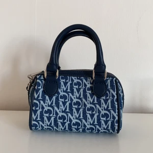 Mango väska - Intressekoll på den hör populära väskan ifrån mango som är slutsåld. Aldrig andvänd och kommer med ett långt band💕 om fler är interiseradde så starta jag en budgivning!  Bud på 290 säljer direkt för 300!