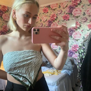 Dagmar scarf - Finns k både grönt och gult, går att använda runt halsen eller som tröja. 300  kr styck eller 500 för båda. Nypris 500 kr styck