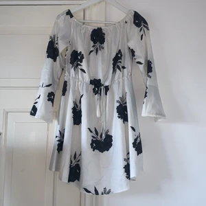 Klänning - Söt sommrig klänning, har blivit lite för liten för mig i armarna därför säljer jag den, köparen står för frakten<3