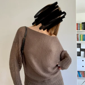 Stickad tröja  - Mörkgrön stickad tröja, möts på söder eller så står köparen för frakten💕