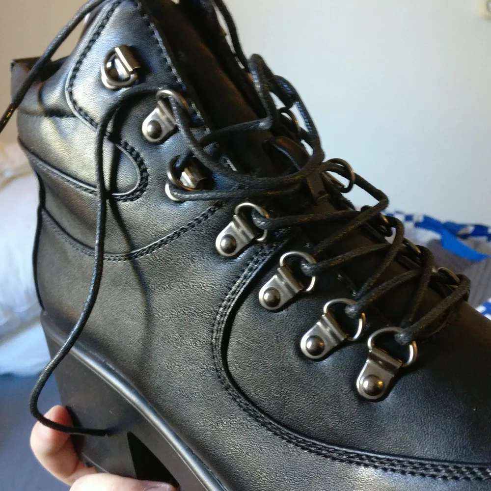 Vegan boots, size: UK 9, totally new, not worn. Skor.