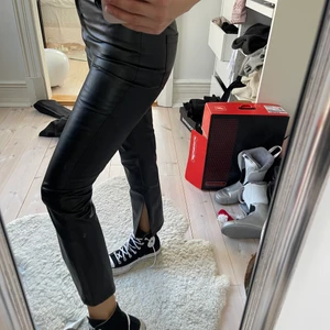 Skinnbyxor  - Jättesnygga kortare skinnbyxor från AFJxNAKD med slits på båda benen inåt 
