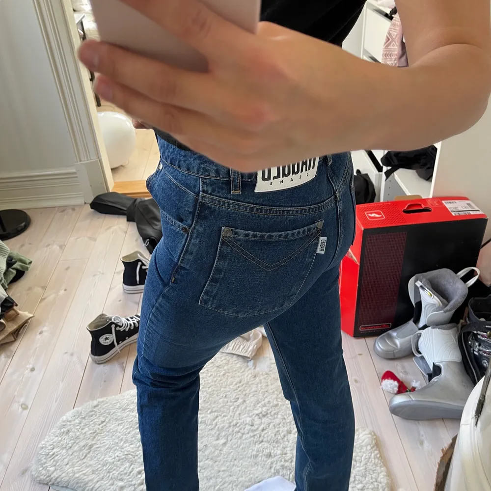 Mörkblå långa jeans som tyvärr e försmå för mig. Coolt märkte i bak. Köpa för 1100kr. Jeans & Byxor.
