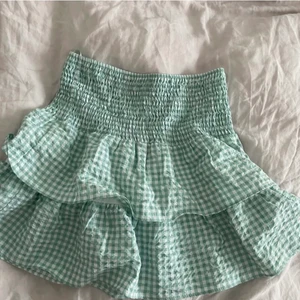 kjol - kjol som jag nygligen köpte här på plick men läste storleken fel så tyvärr var den lite för stor💛jättefin och söt till sommaren🤩materialet är stretchigt och kan passa olika storlekar så jag vet inte riktigt specifikt!!