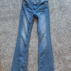 Lågmidjade jeans  - Ett par ljusblåa lågmidjade bootcutjeans. Storlek 164 men skulle säga att de kan passa en xs. Jag är ca 170 o dom är lite korta på mig som ni kan se på andra bilden.  