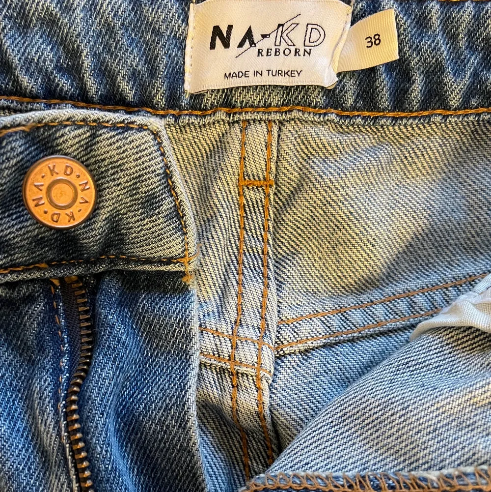 Mörkblåa jeans i bra skick då de aldrig blev använda eftersom de inte va rätt i storlek. Ekologiska raka jeans med högmidja från NA-KD i storlek 38. ✨Nypris 429 kr!✨. Jeans & Byxor.