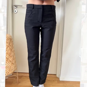 Svarta kostymbyxor  - Säljer mina svarta raka kostymbyxor från Five units, dom är de ultimata kostymbyxorna och passar till precis allt. Det är strl 27, i fint skick. Nypris 700kr💗 