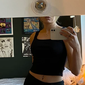 Linne - Svart ribbat linne från ellos. Helt nytt! Säljer även ett likadant i mintgrönt🌚 köpare står för frakt 