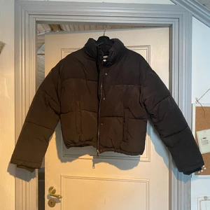 Kort svart dunjacka - Kort svart dunjacka från NAKD, väldigt varm och slutar perfekt över rumpan!