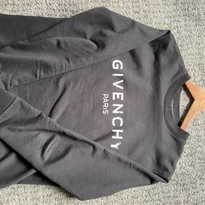 Givenchy tröja - Köpt i dubai, använd några gånger bara. Säljer den pga att den är lite för stor på mig.