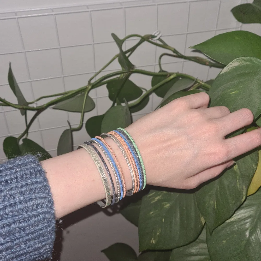 Ta tillbaka 70-talets bangle-trend med dessa glittrande armband 💫 Alla säljs tillsammans för 20kr. 5 för 50 på alla mina smycken 🥰. Accessoarer.