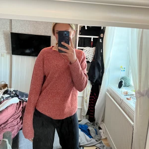 Stickad tröja  - Säljer min fina tröja från Vero Moda. Välldigt mjukt och behagligt material och så fint med färg till sommaren!💓