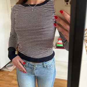 Fin skön tröja  - Säljer den här fina tröjan från sweewë, den har ett otroligt skönt material och sitter väldigt fint. Tröjan är i fint skick, passar s-m💗