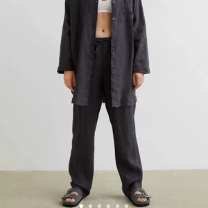 LINNEBYXOR’ - Säljer ett par jättefina linnebyxor då jag köpt nya!! Prislappen är kvar och aldriga använda!! Om flera är intresserade blir det budgivning! BUDA MINST MED 10kr mellanrum!!! Köp direkt för 400kr