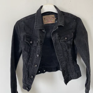 Svart jeansjacka  - Super snygg svart jeans jacka i väldigt bra skick! 