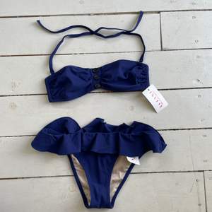 Väldigt fin blå bikini som aldrig har blivit använd endast testat och har lapparna kvar! Det står str 36 i men den är väldigt liten i storleken. Köpt för 700kr 