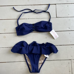 Blå bikini  - Väldigt fin blå bikini som aldrig har blivit använd endast testat och har lapparna kvar! Det står str 36 i men den är väldigt liten i storleken. Köpt för 700kr 