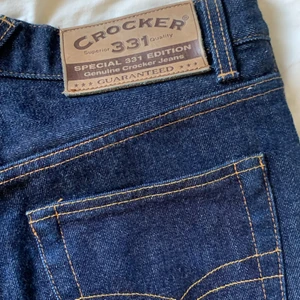 Jeans - Mörkblå jeans från Crocker i st. W28, dock små i storleken skulle jag säga. De är jättelånga i benen som ni ser på bild 2 (jag är 172 cm för referens) men går alltså att klippa så de blir precis så långa som man vill ha dem ;) Modellen på jeansen är raka. 