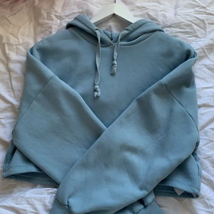 Croppad hoddie  - Säljer denna croppade hoddie från Gina tricot❣️ jag köpte den förra året och den är använd av mig 5-6 gånger kanske🤍 säljer den då den börjar bli lite för liten🤎 bra skick💕
