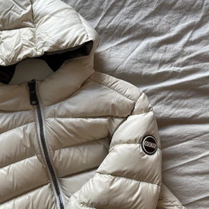 Colmar Jacka - Intresse koll på min Colmar Jacka använd 2 månader nu i vinter, beige med silver/svart dragkedja. Bud från 2500💘⚡️