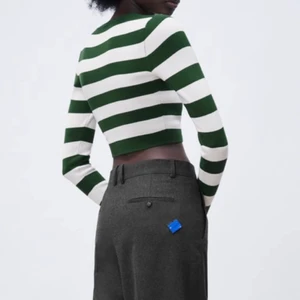 Grön randig zara tröja  - Säljer denna fina långärmade tröja/topp från Zara. Den är i mycket bra skick, i och med att den tyvärr inte kommer till användning. Fråga om du har några funderingar om tröjan (ord.pris 229kr)💗