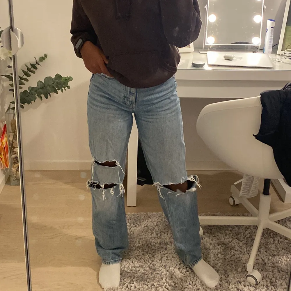 Jättefina straight 90s jeans från gina💕 jag är 160cm och byxorna är lite långa på mig vilket jag själv gillar. Dem är i bra skick och har bara använt ett fåtal gånger. Det priset jag köpte dem för var 599kr.💕 Om ni vill ha fler bilder eller har frågor är det bara att kontakta mig privat✨. Jeans & Byxor.