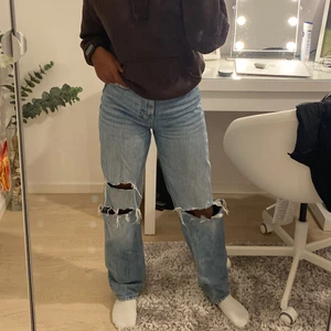 Jeans - Jättefina straight 90s jeans från gina💕 jag är 160cm och byxorna är lite långa på mig vilket jag själv gillar. Dem är i bra skick och har bara använt ett fåtal gånger. Det priset jag köpte dem för var 599kr.💕 Om ni vill ha fler bilder eller har frågor är det bara att kontakta mig privat✨