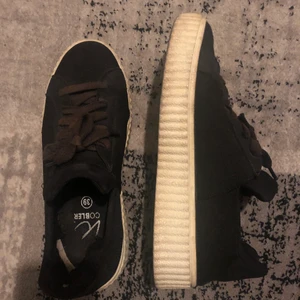 Skor  - Säljer dessa skorna eftersom de kommer inte till användning längre i storlek 39, kom på ett bra pris