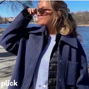 Nakd jacka  - Säljer denna populära marinblåa jacka från NAKD som är helt slutsåld. Strl 40 men sitter snyggt på mig som har S/M i jackor, den är perfket nu till våren. Använd men fortfarande fint skick❤️ buda i kommentarerna om fler är intresserade ☺️ frakt tillkommer!