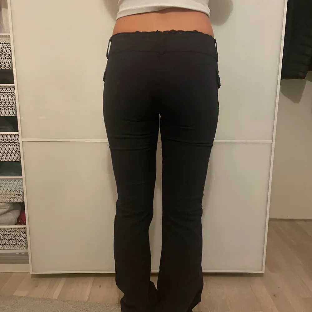 ett par jättefina lågmidjade byxor, hon på bilden är 165cm. 💓. Jeans & Byxor.