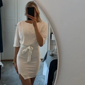 Vit klänning från bubbelroom - Jätte fin vit klänning som var tänkt till studenten men hittade en annan klänning jag bestämde mig för istället, den endast provad men har gått för lång tid för att skicka tillbaka den i storlek 36, kostar 499 ny