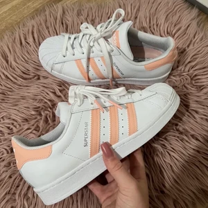 Adidas skor - Helt ny Adidas skor i storlek 36 2/3! Jag fick dem i present av min syster, men storleken tyvärr passar inte mig.  Jag använde dem en gång och det är därför de är i perfekt skick!  De är köpta i JD butiken i Stockholm, deras nypris är 1000kr! 💕✨