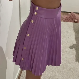 Zara kjol - Zara skinnkjol i strolek XS. Helt ny, prislapp sitter kvar. Jag säljer eftersom det inte är min stil... kjolen passar också i S-storlek, Nypris-359kr. 💞😊