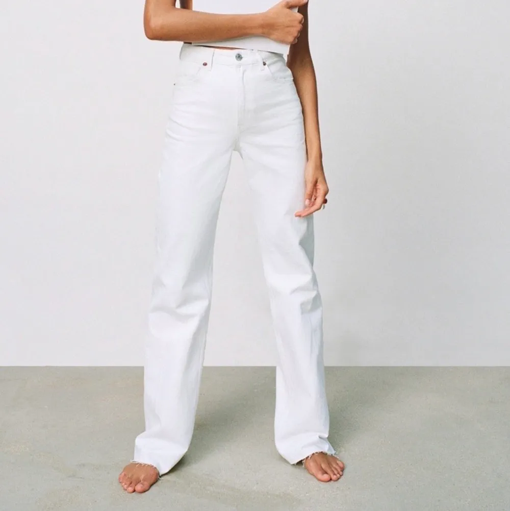 Zara wide leg full length jeans vita - storlek 34. Jeans & Byxor.