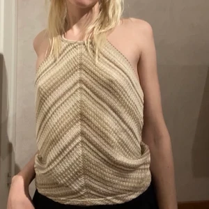 virkad top - jätte fin virkad top köpt second hand. passar xs-s. fint skick och ingen lapp.