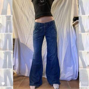 Ascoola lågmidjade jeans från Diesel med så fina fickor fram! Vida och långa. Lite insydda där bak (se andra bilden) vilket gör att de formar rumpan bra, men går såklart att sprätta upp om man vill! Midjemåttet är 43/44cm men de är även väldigt stretchiga. Innerbenslängden är 83cm. (Fläcken på benet på första bilden är borttvättad nu😉) Lite osäker på att sälja så säljer bara vid bra bud. Skriv vid frågor eller intresse!!💕💕