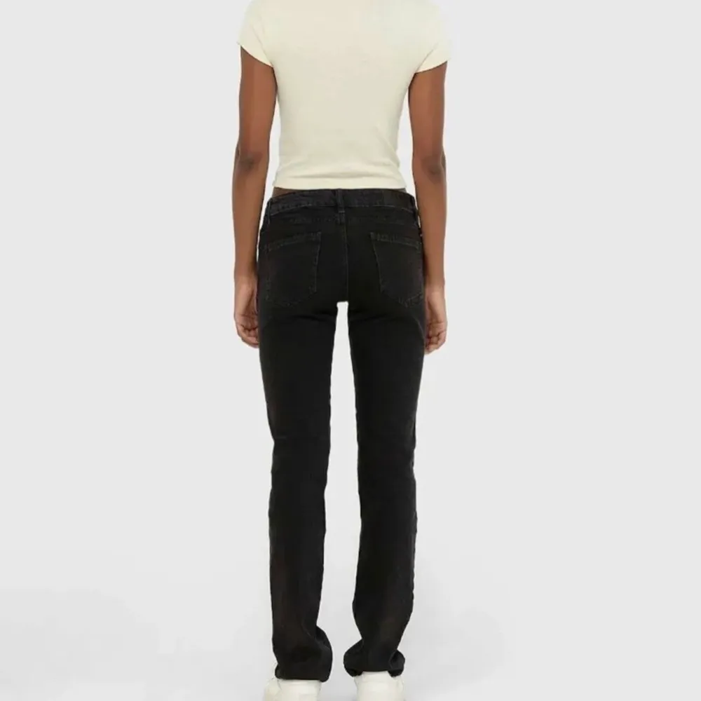 Säljer dessa slutsålda lågmidjade jeans från zalando i storlek 34.❤️ fint skick och använda ganska få gånger!❤️. Jeans & Byxor.