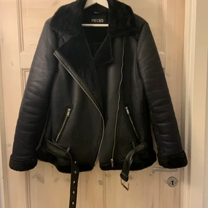 Skinnjacka  - Super ball svart fodrad skinnjacka 💓 Bra skick trotts att den har använts 💕💞 Köparen står för frakten och buda gärna från 300kr eller överenskommelse om pris 💗