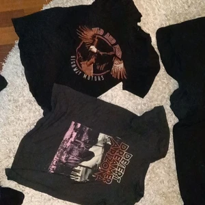 4 svarta t-shirt  - Säljer 4 olika svarta t-shits. Köpte dem för några månader sån men dem har bara hängt i min garderob sen dess, tyvärr. Säljer dem för att jag nästan aldrig använder dem. Tröjorna är i olika storlekar det är från storlekar XS-M beroende på vilken tröja. Går o köpa separat också. Skriv privat för mera information.🥰