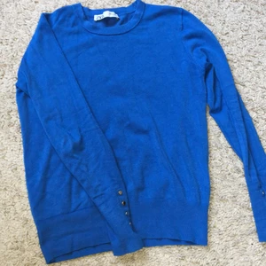 Zara tröja - Stickad tröja från zara i M men sitter som xs då jag som är xs kan ha den men kommer ej till användning väldig populär och slutsåld från 80kr + frakt💕