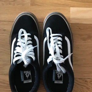Vans Old Skool PRO skor  - Vans Old Skool PRO skor som är speciellt gjorda för skating men kan givetvis användas till vardags. De är använda 2 gånger och ser ut som oanvända. Ett par extra svarta skosnören kommer med :) Skorna är i storlek 38. 