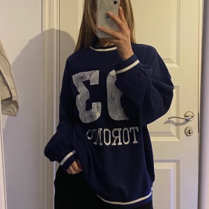 Stor Sweatshirt  - Tröjan är oversized och jätte mysig. Helt ny då den inte kom till användning💙