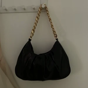 Axelväska - Super snygg väska som aldrig kommit till användning 