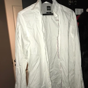 Hugo Boss skjorta - Köpt på gotland förra sommaren, sen dess har den bara hängt i garderoben, storlek M, regular fit med stretch. 