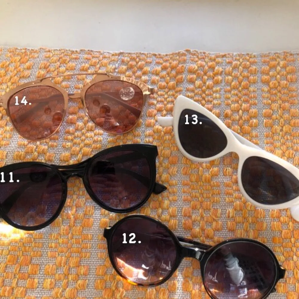 Säljer massa solglasögon som jag inte använder längre🌸 skicka om du vill ha en bild med dom på🌸 pris skiljer sig lite ifrån vilka❤️. Accessoarer.