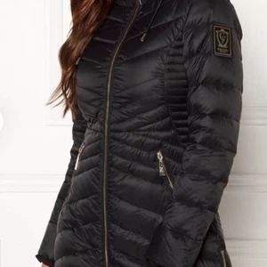 Chiara forthi jacka - Vårjacka perfekt nu. Använd några gånger men har inga defekter 