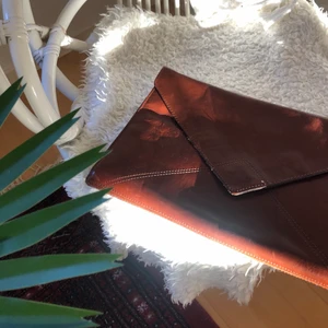 Väska - Brun fin skin väska som jag använt som datafodral. Finns fästen på båda sidor (bild 3) så man kan sätta till ett band som går att ha över axeln. 💕💕